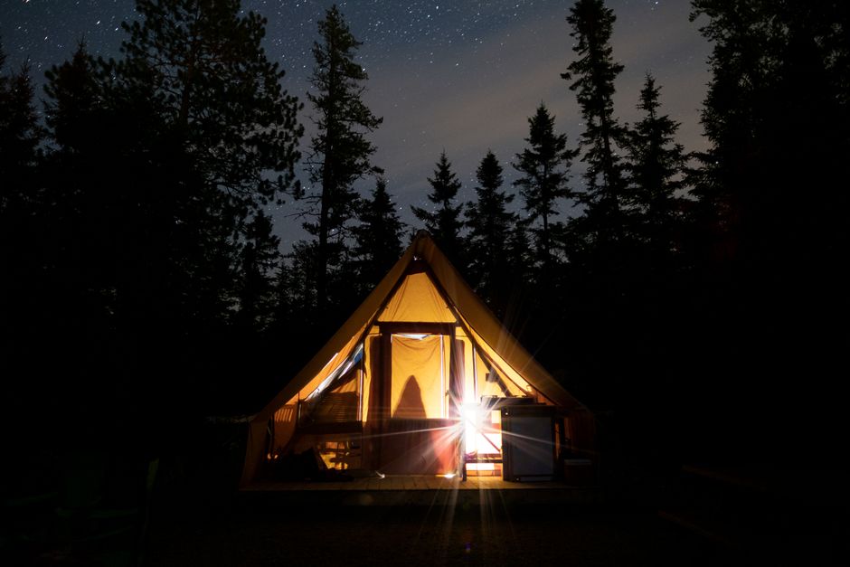 Camping ou Glamping : Différences, Budget et Profil Idéal
